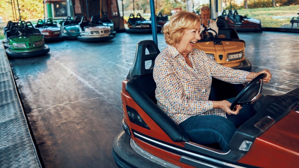 Rires dans des autos tamponneuses